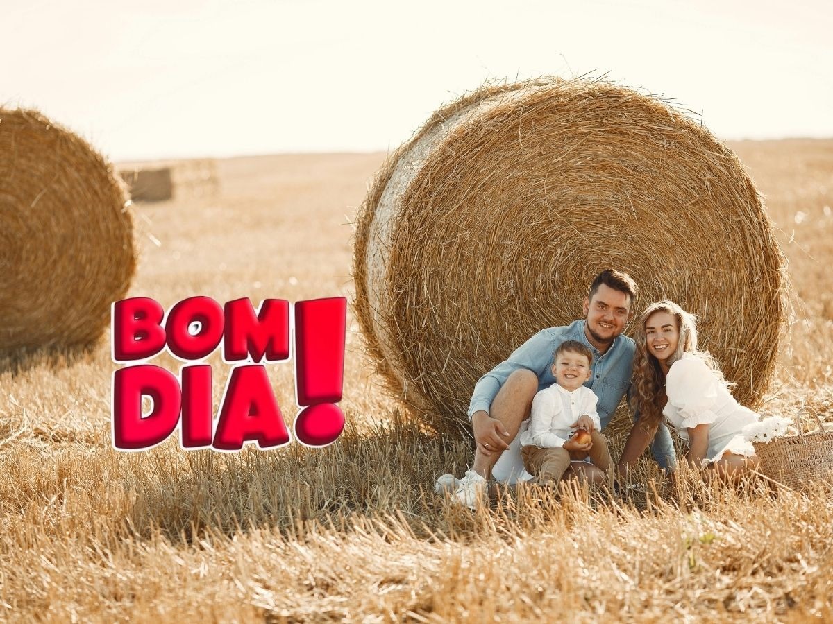 Uma família a desfrutar de uma manhã ensolarada num campo vibrante, captando a essência de um dia alegre juntos.