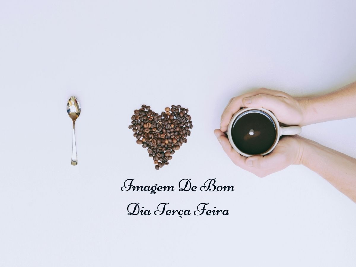 Um formato de coração feito de grãos de café, simbolizando um bom dia caloroso e convidativo em uma terça feira.