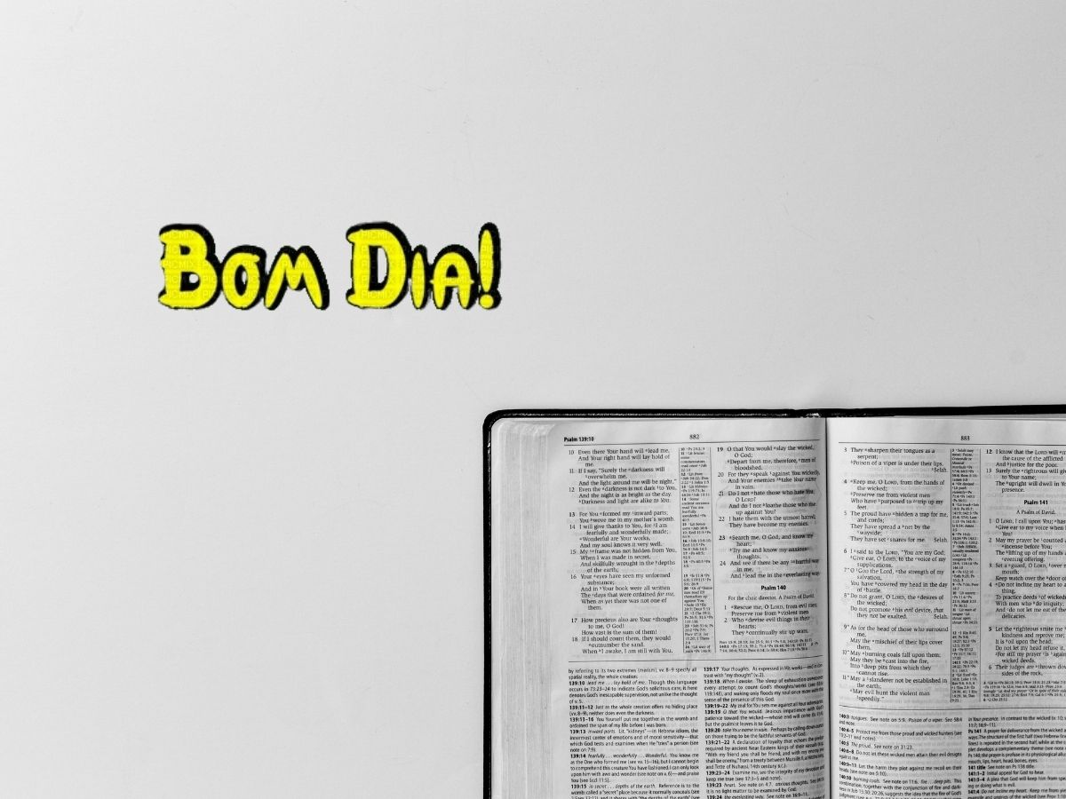 Arte com a expressão "Bom dia" sobre um fundo relacionado à Bíblia, representando um convite para o estudo bíblico.